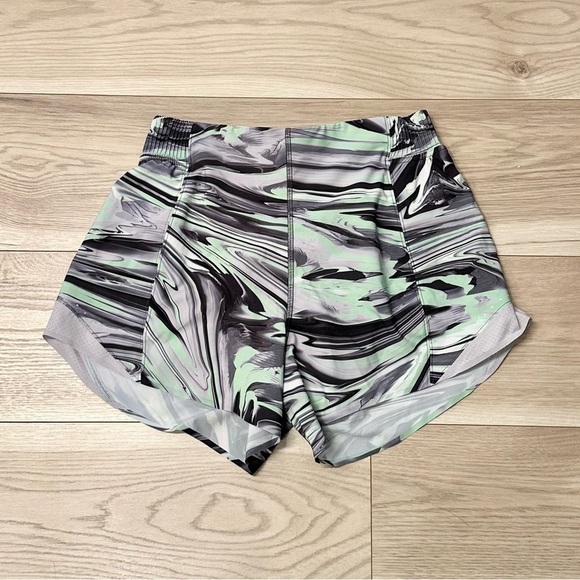 LIKE NEW Lululemon Women’s Hotty Hot High-Rise Short 4" *Special Edition - Picture 1 of 8